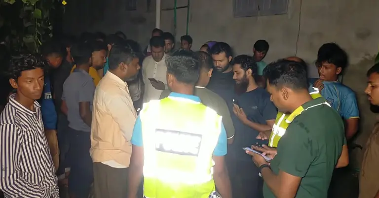 ঘটনাস্থলে স্থানীয় ও পুলিশ